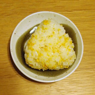 カンタン酢で味付け☆みかんの皮の黄色いおにぎり